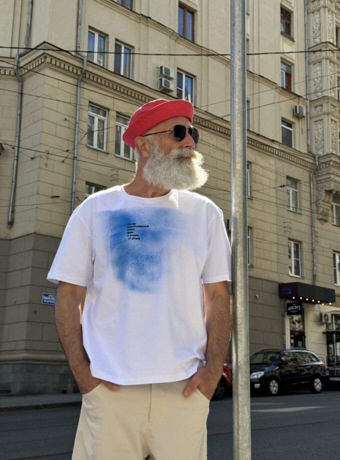 Футболка розслабленого крою з принтом [блакитний на білому]